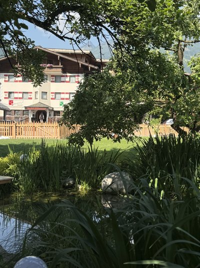 Garten mit Teich Hotel Standlhof